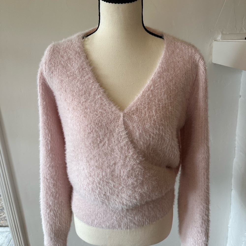Elegant V-Neck Sweater in Soft Pink